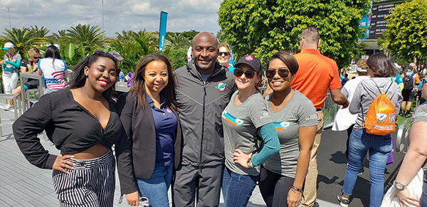 OJ McDuffie, un antiguo receptor abierto de los Miami Dolphins, posa con el equipo de Ambetter de Sunshine Health en el DCC 5K, el 29 de febrero.