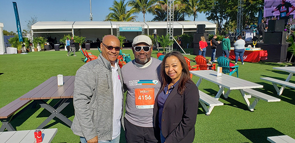 Mark Duper, un antiguo receptor abierto de los Miami Dolphins, se tomó un momento para saludar a David Carrasco, Director de Marketing y Comunicaciones de Sunshine Health (a la izquierda), y a Gail Daley, Vicepresidenta de Operaciones.